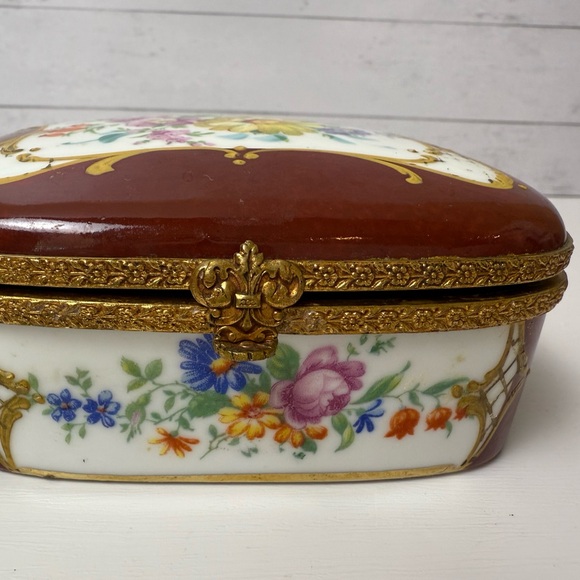 France Hand Painted Plum Porcelain Hinged Trinket Box With Matching Trinket Tray - Picture 11 of 13